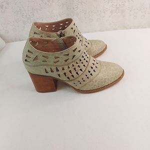 L' Artiste leather light tan with flower design zipper and cutouts size 5